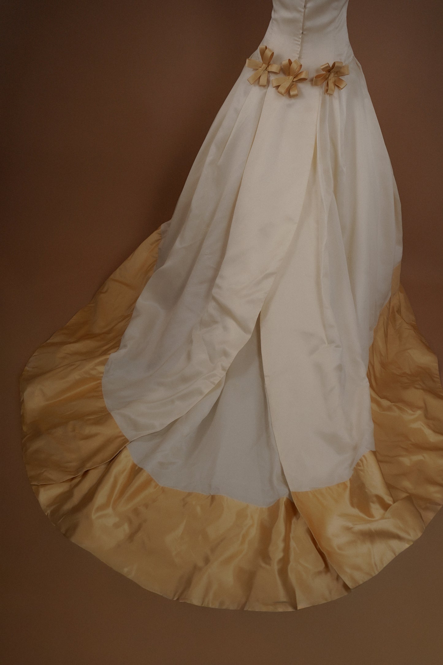 Vintage Vera Wang Wedding Dress - Gold Label Silk w/ Bows (M)