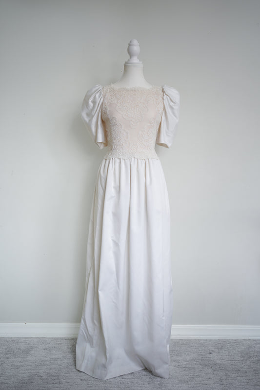 Vintage Victor Costa Ivory Lace Wedding Gown (M)
