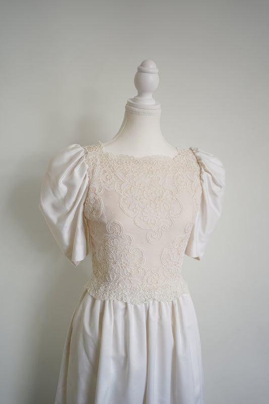 Vintage Victor Costa Ivory Lace Wedding Gown (M)