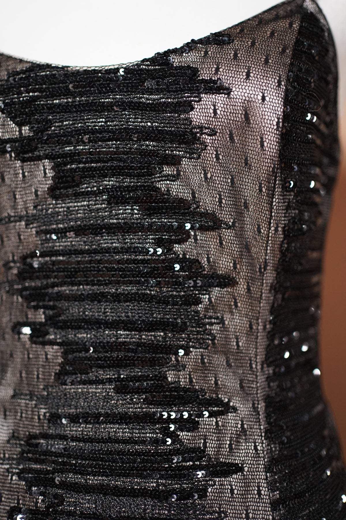 Giorgio Armani FW 1999 Runway Black Sequin Evening Gown — Close-up of horizontal sequin embellishment