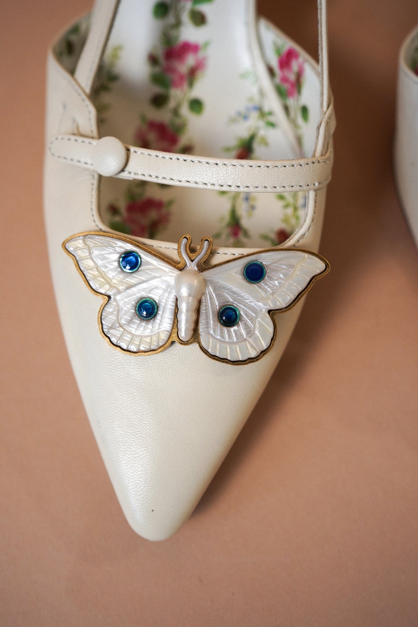 Gucci White Moth/Butterfly Kitten Heels (38)